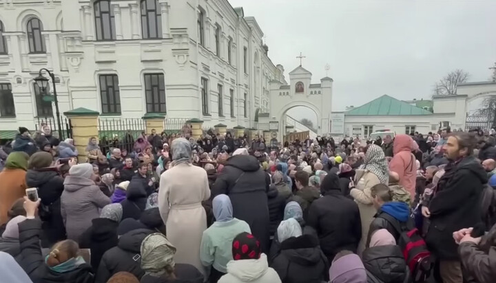 Віруючі УПЦ захищають Києво-Печерську лавру. Фото: скріншот з фільму «ΟΥΚΡΑΝΙΚΟΣ ΓΟΛΓΟΘΑΣ»