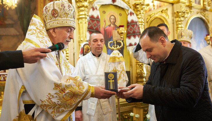 «Иерарх» ПЦУ награждает мэра Ивано-Франковска Руслана Марцинкива. Фото: страница Р. Марцинкива в Facebook