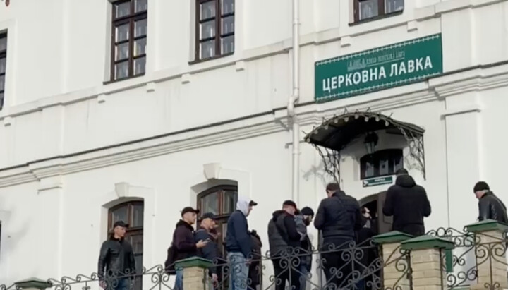 Поліція відчиняє двері в одному з корпусів Лаври. Фото: скріншот t.me/pravoslavie