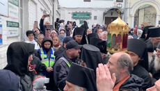 Монахів Лаври, що вийшли на Хресний хід, поліція не пускає назад