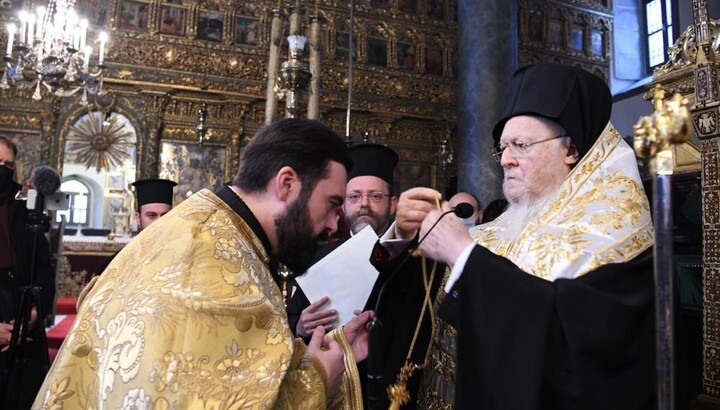 Архимандрит Агафангел (Сискос) и патриарх Варфоломей. Фото: vimaorthodoxias