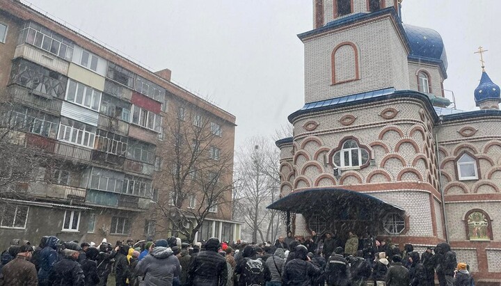 Незаконні збори щодо переведення до ПЦУ храму УПЦ ікони Казанської Богородиці. Фото: «Супільне»