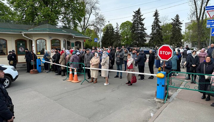 Полиция не пустила верующих в храм до 8:00. Фото: СПЖ