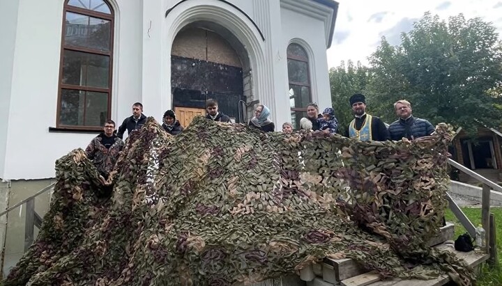 Парафіяни храму УПЦ на честь св. Пантелеїмона плетуть масксетки. Фото: скріншот відео Інформаційно-просвітницького відділу УПЦ