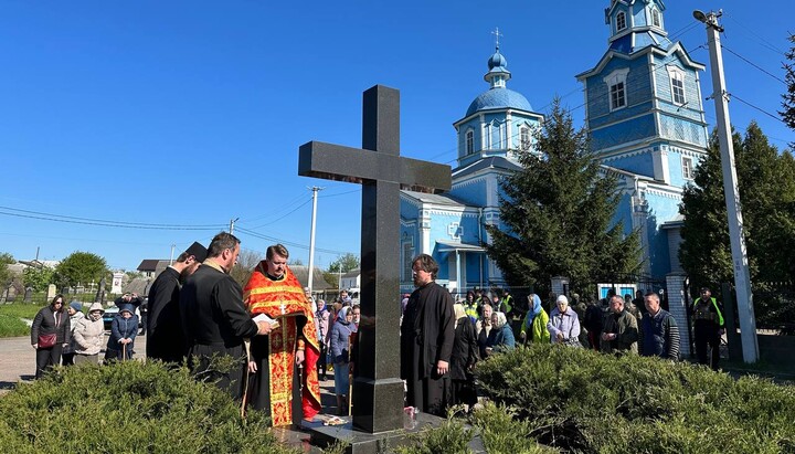 Громада УПЦ молиться перед захопленим храмом у Боярці. Фото: СПЖ