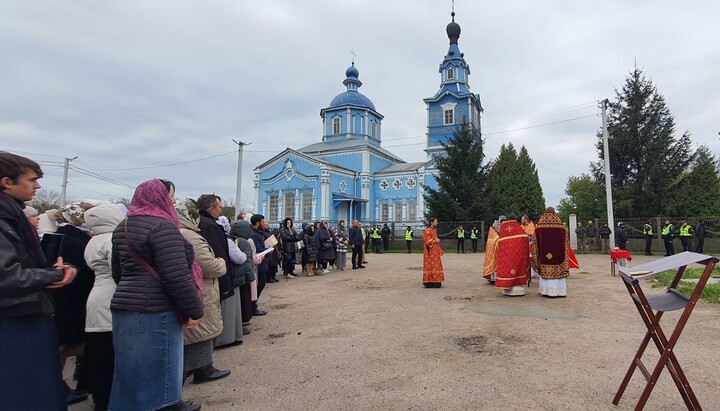 Літургія Михайлівської громади УПЦ у Боярці біля свого захопленого храму. Фото: СПЖ