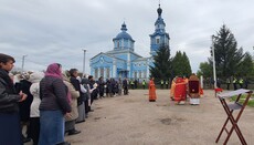 У Боярці громада захопленого храму УПЦ провела літургію під брамою церкви