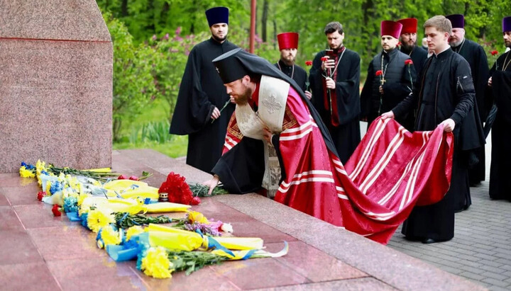 Иерарх УПЦ возле мемориала воинам Второй мировой войны. Фото: УПЦ