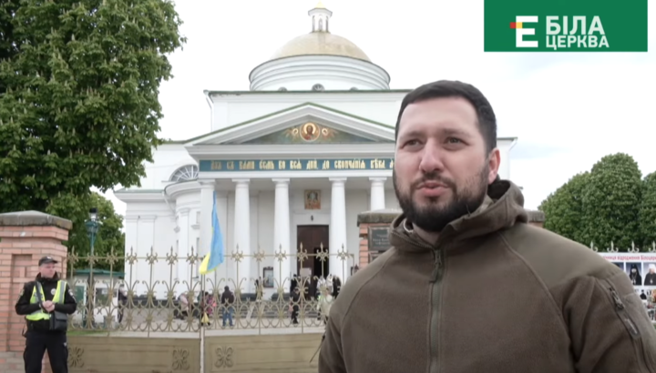 Секретар міськради Білої Церкви намагався опечатати собор УПЦ. Фото: скріншот ютуб-каналу «Еспресо»