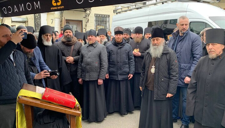 Блаженнейший Митрополит Онуфрий и Самуил Милко (слева от Предстоятеля) на молитвенном стоянии у Киево-Печерской лавры. Фото: СПЖ