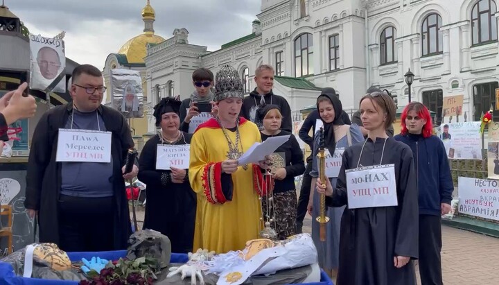 Маг Веліар, який агітує за ПЦУ, з активістами провів «відспівування УПЦ». Фото: СПЖ