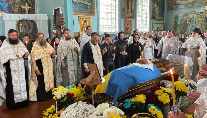 A funeral service for the son of a priest of the Sarny eparchy of the UOC. Photo: sarny.church.ua