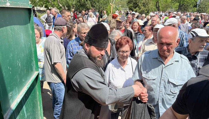 Жителям Херсона роздають гуманітарну допомогу від вірян Волині. Фото: pravoslavie.ks.ua