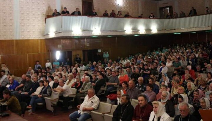 Збори з переведення в ПЦУ храму Іоанна Кронштадського у Теофіполі. Фото: сторінка Теофіпольської сільради у Facebook