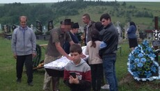 В Бодаках воїну загрожують вбивством за спробу відспівати бабусю в УПЦ