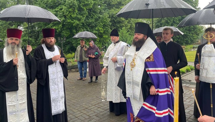 Архієпископ Пимен та духовенство Рівненської єпархії УПЦ на панахиді в урочищі «Козацькі могили». Фото: rivne.church.ua