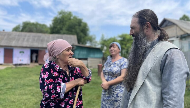 Керуючий Вінницькою єпархією УПЦ митрополит Варсонофій доставив допомогу парафіянам, які постраждали від пожежі. Фото: сторінка митрополита у Facebook