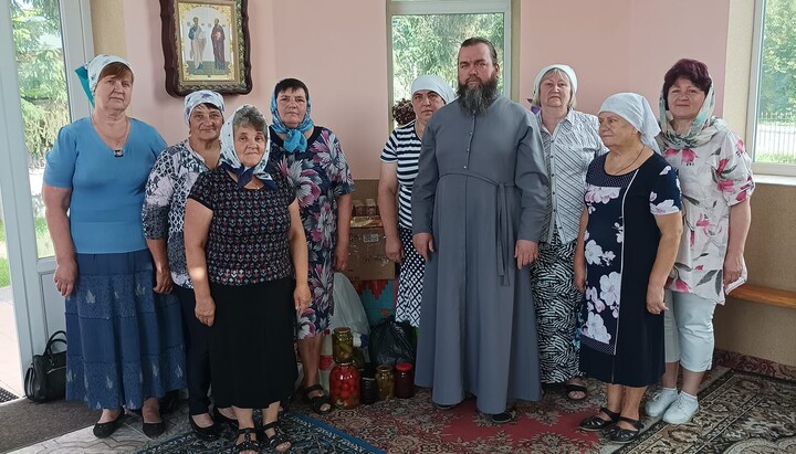 Парафіяни Деражнянського благочиння Хмельницької єпархії УПЦ. Фото: сторінка Деражнянського благочиння УПЦ у Facebook