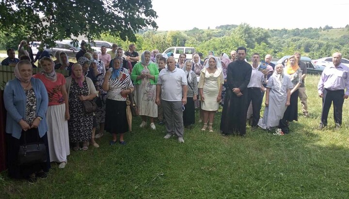 Члени громади УПЦ в Адамівці, яких вигнали з будинку культури, де вирішували долю їхньої парафії. Фото: suspilne.media