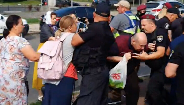 Полиция возле входа в обитель задерживает верующих. Фото: скриншот t.me/pravoslavie