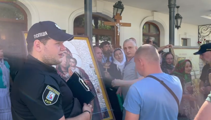 Мінкульту не вдалося без силовиків захопити нові корпуси Лаври. Фото: СПЖ