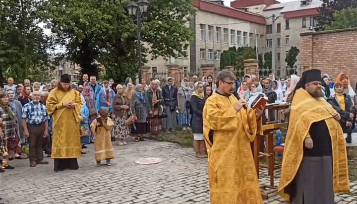 Богослужіння біля огорожі собору УПЦ в Білій Церкві. Фото: СПЖ