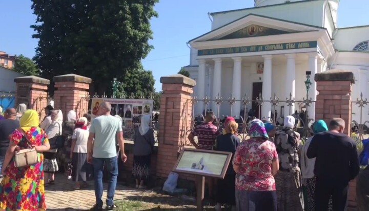 Парафіяни Спасо-Преображенського собору в Білій Церкві за огорожею свого храму. Фото: скріншот відео Telegram-каналу «Перший Козацький»