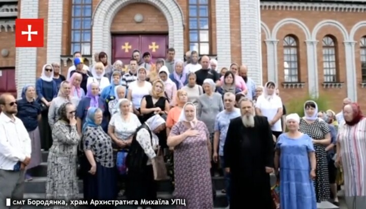 Парафіяни храму у Бородянці. Фото: скріншот відео t.me/dozor_kozak1