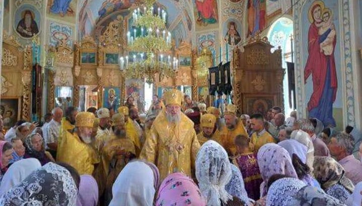 Освячення храму і престолу в с. Шебутинці. Фото: сторінка Чернівецько-Буковинської єпархії УПЦ у Facebook