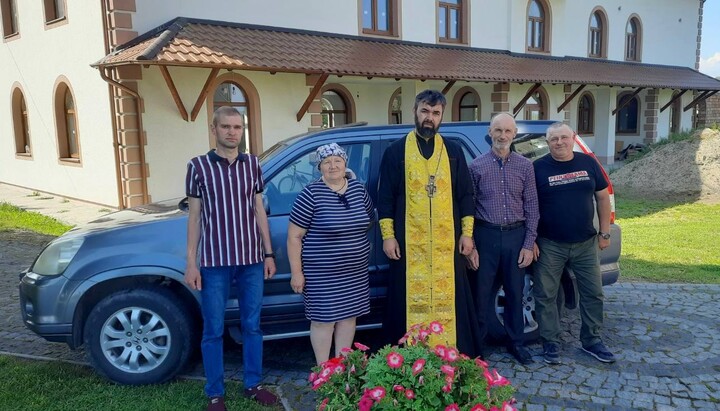 Автомобиль для ВСУ от Свято-Троицкого прихода УПЦ с. Багриновка. Фото: страница Черновицко-Буковинской епархии УПЦ в Facebook