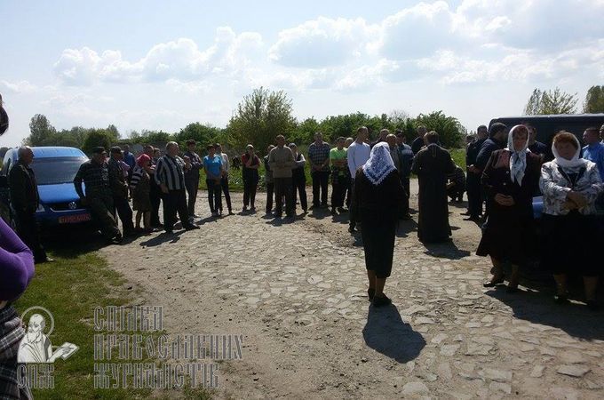 В селе Каменица активисты УПЦ КП пытаются сбросить авто священника УПЦ в реку и не дают ему отслужить литию (ВИДЕО)