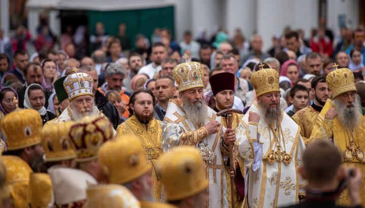 Предстоятель и верующие УПЦ в Киево-Печерской лавре. Фото: news.church.ua