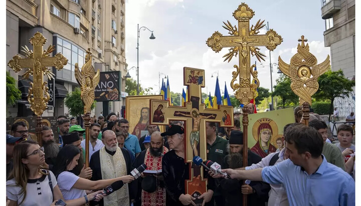 Хресна хода в Бухаресті. Фото: AP/Андреа Олександру