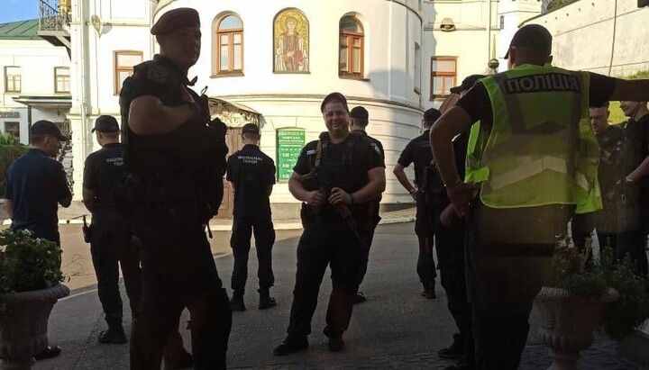 У Києво-Печерську лавру з самого ранку нагрянула поліція