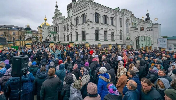 Віряни перед входом до Києво-Печерської лаври. Фото: «Миряне»