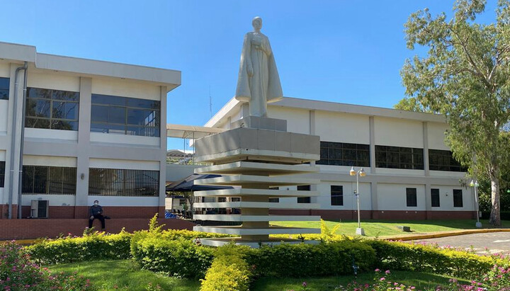 Головний вхід до Universidad Centroamericana. Фото: dw.com