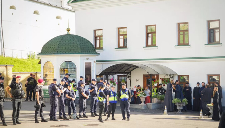 Поліцейські блокують пересування монахів і паломників у Києво-Печерській лаврі. Фото: lavra.ua