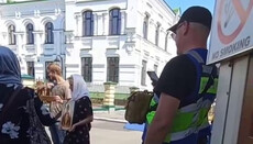 Біля Лаври поліцейський глушив молитву блюзнірською піснею про Христа