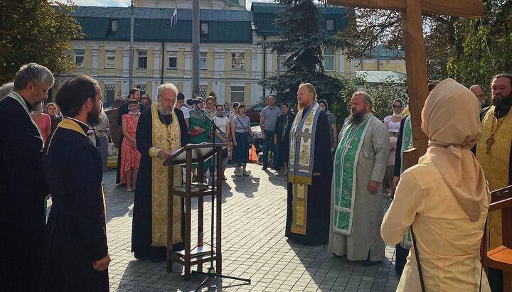 Молитва об Украине у храма прп. Сергия Радонежского. Фото: Telegram-канал «Миряне»