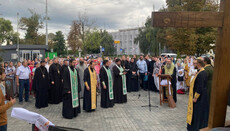 Ієрарх УПЦ на молебні перед Лаврою: Віруюче серце ми віддавати не повинні