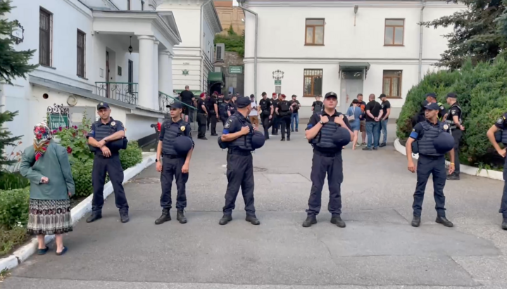 Поліція блокує віруючим доступ до одного з корпусів Лаври. Фото: СПЖ