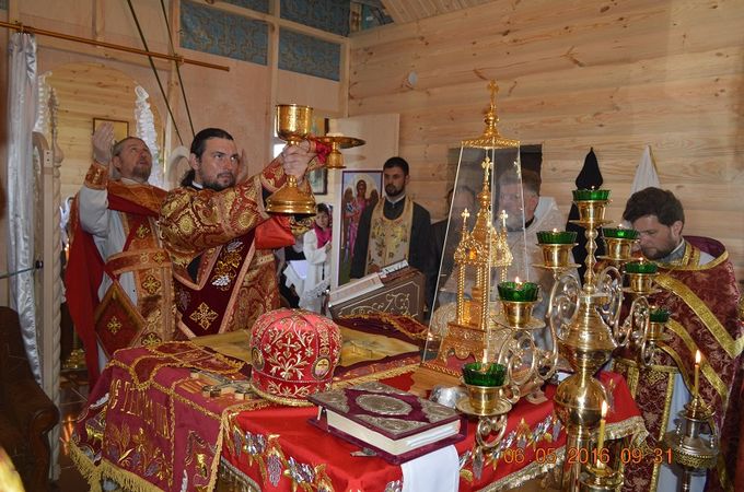 У Ходосах громада УПЦ, в якій захопили церкву, збудувала нову