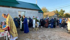 Віряни УПЦ у Бортничах у престольне свято молилися за огорожею храму