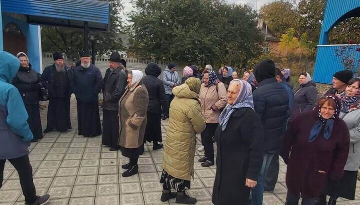 Віряни УПЦ с. Бугрин за підтримки священників із сусідніх парафій відстояли свою святиню. Фото: rivne.church.ua