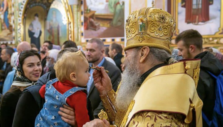 Митрополит Онуфрий помазывает прихожанина Лавры. Фото: news.church.ua