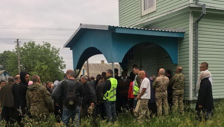 Захоплення храму УПЦ у с. Іваничі Рівненської області. Фото: СПЖ