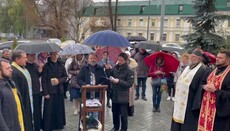 Верующие УПЦ продолжают молитвенное стояние возле Киево-Печерской лавры