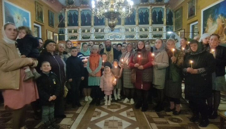 Прихожане Николаевского храма УПЦ в селе Малый Кучуров Черновицкой области. Фото: скриншот видео страницы Черновицкой епархии в Facebook