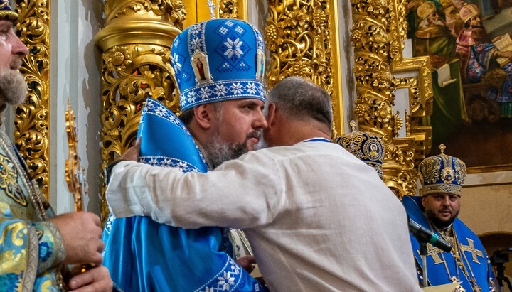 Директор Заповідника вітає Думенка з переходом на новий стиль у Лаврі. Фото: ФБ Заповідника