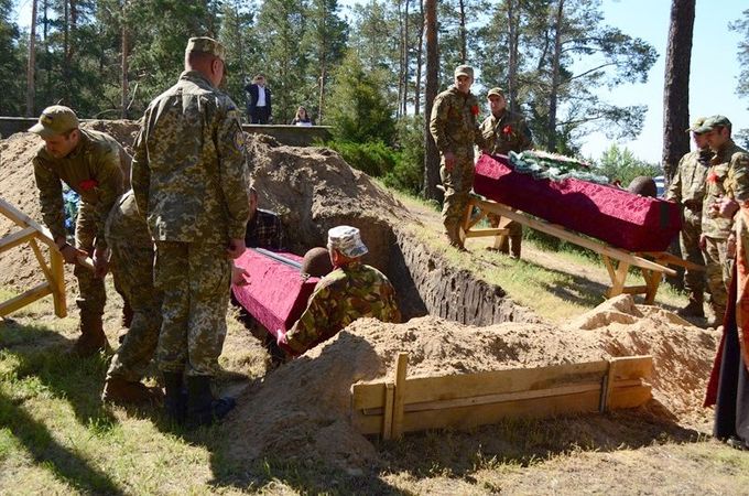 В Горловской епархии УПЦ в День Победы торжественно перезахоронили павших воинов